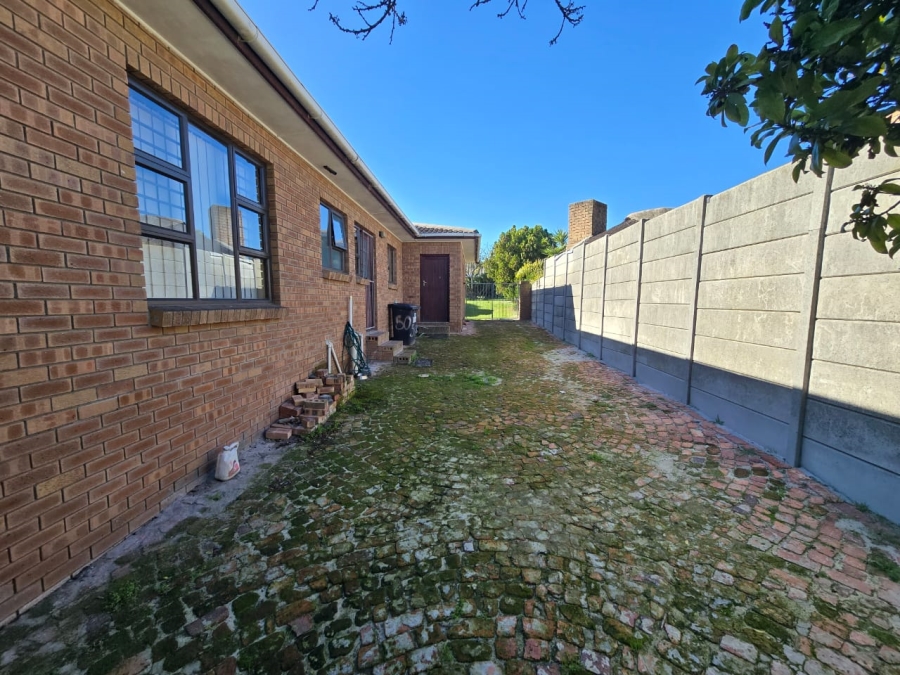To Let 3 Bedroom Property for Rent in Protea Heights Western Cape